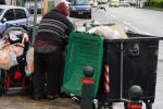 Πολίτης ψάχνει για φαγητό στα σκουπίδια