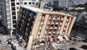 ΑΠΙΣΤΕΥΤΟ: Ο σεισμός στην Τουρκία «σήκωσε» κτίριο και το… πάρκαρε πάνω σε αυτοκίνητα, vid