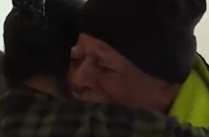 Συγκλονίζουν πατέρας-κόρη μετά τον σεισμό στην Τουρκία – vid