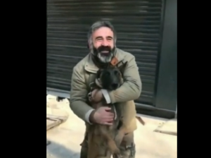 Τουρκία: Επιζών αγκαλιάζει τον σκύλο διάσωσης που του έσωσε την ζωή – ΒΙΝΤΕΟ