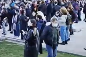 Καλλιτέχνες διαμαρτύρονται έξω από το Μέγαρο Μουσικής – Επεισόδια με χημικά! (βίντεο)