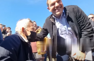 “Την αύξηση γιατί δεν στην έδωσαν; Γιατί είναι αρχ@@@” – ΕΠΟΣ με Τσίπρα και παππού – ΒΙΝΤΕΟ