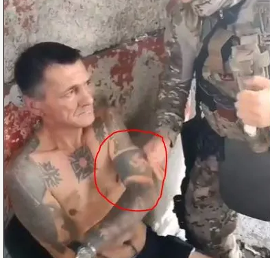 Ουκρανός στρατιώτης έχει πάνω του την σβάστικα και τρώει ΧΑΣΤΟΥΚΙ, vid