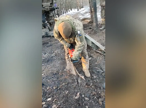ΕΠΟΣ!!! Ουκρανός χρησιμοποιεί αλυσοπρίονο και φωτιά για να απελευθερώσει αμερικανικό οβιδοβόλο από τον ΠΑΓΟ, vid
