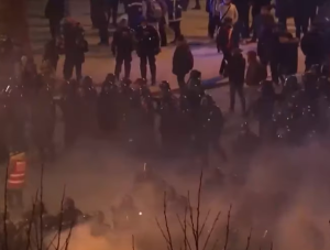 Γαλλία: Μεγάλες διαδηλώσεις για τις συντάξεις – Άγριες οδομαχίες – ΒΙΝΤΕΟ