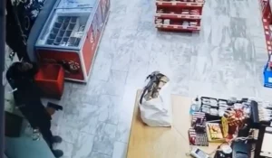 Βίντεο ντοκουμέντο από ένοπλη ληστεία σε σούπερ μάρκετ στην Νίκαια – «Άδειασαν» σε δευτερόλεπτα το ταμείο