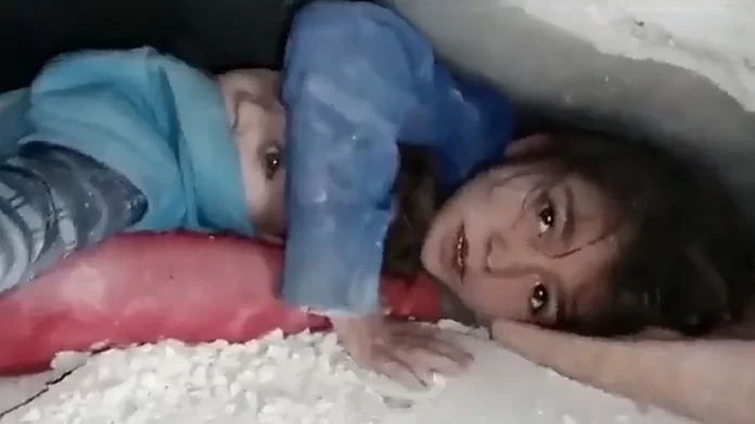 Συρία: 7χρονη στα συντρίμμια προστάτευε το κεφάλι του αδελφού της επί 17 ώρες – Δείτε το φοβερό αυτό ΒΙΝΤΕΟ