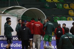 «Ο Θεός να μας βοηθήσει, είναι αθλητισμός δεν είναι πόλεμος…» – ΧΑΜΟΣ στο «Παναθηναϊκός-Ολυμπιακός» του βόλεϊ, vid