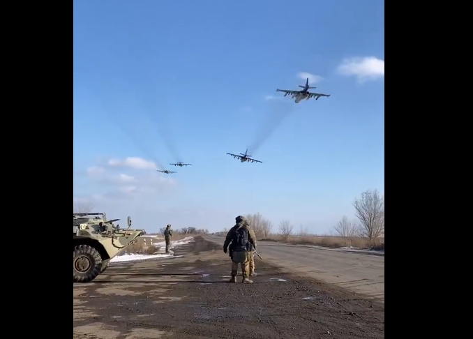 Ρωσικά Su-25 ραπίζουν ουκρανικές θέσεις του ΝΑΤΟ