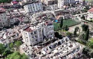 Βρέφος 10 ημερών διασώθηκε με τη μητέρα του μετά από 90 ώρες, vid