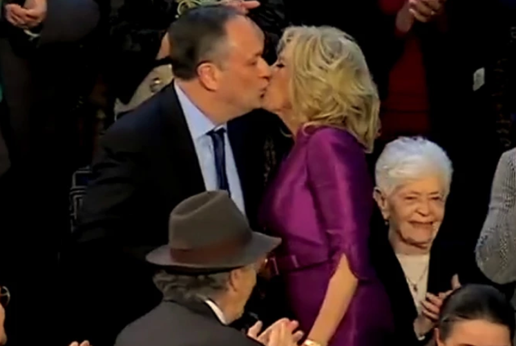 Το φιλί στο στόμα της Τζιλ Μπάιντεν στον σύζυγο της Καμάλα Χάρις που τρέλανε τους πάντες! – vid