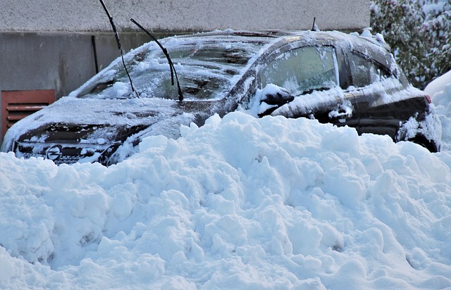 Πώς να απομακρύνουμε χωρίς πρόβλημα τον πάγο από τα τζάμια του αυτοκινήτου μας
