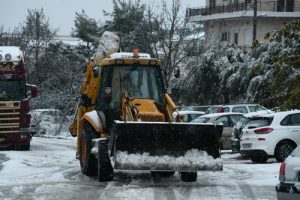 Χιονιάς: Επιχείρηση απεγκλωβισμού 30 ατόμων από ξενώνα στην Αιγιάλεια -Στο νοσοκομείο μια 31χρονη
