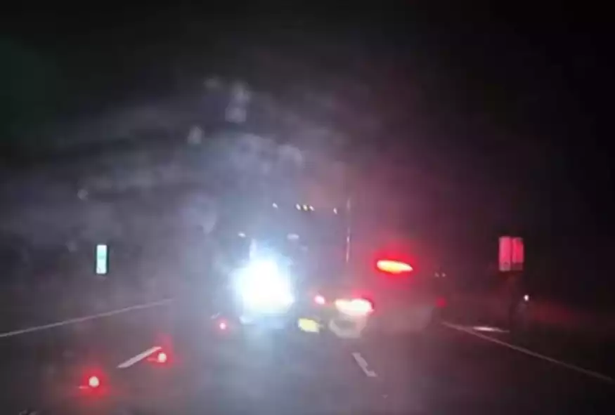 Συγκλονιστικό βίντεο: Η στιγμή που φορτηγό πέφτει πάνω σε περιπολικά της αστυνομίας στις ΗΠΑ