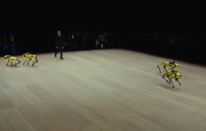 Ρομπότ της Boston Dynamics σε…εκδήλωση μόδας, vid