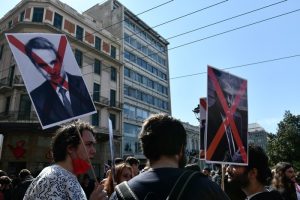 Αθήνα: Επεισόδια με χημικά στις πορείες για τα Τέμπη – Προσαγωγές για ψεύτικο όπλο, vid