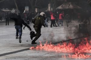 Ματ ξεκινάνε ξαφνικά φασαρία μέσα στον κόσμο και αρχίζουν τα χημικά, vid