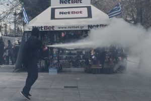 Κουκουλοφόροι επιτέθηκαν και τραυμάτισαν τον αστυνομικό της Όλγας Γεροβασίλη