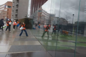 Κλιματικοί “βάνδαλοι” πέταξαν μπογιές σε μνημείο με χαραγμένα άρθρα του γερμανικού συντάγματος, vid