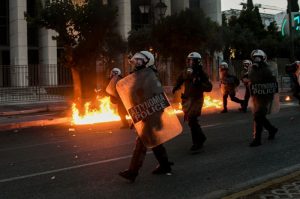 Επίθεση με μολότοφ σε αστυνομικούς τα ξημερώματα στα Εξάρχεια- Έγιναν δύο συλλήψεις