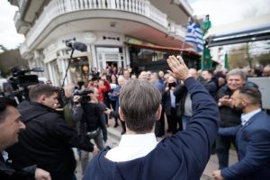 ΤΕΛΟΣ!! Συνταξιούχος φίλησε τα χέρια  της…«αυτού εξοχότητας», vid