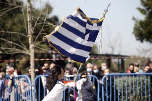 Παρέλαση-Θεσσαλονίκη: Άνοιξαν πανό για τα Τέμπη, vid
