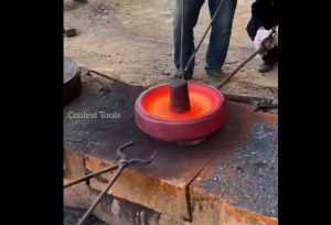 ΒΙΝΤΕΟ: Έχετε δει ποτέ πώς φτιάχνονται οι ερπύστριες των αρμάτων;