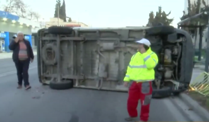 Καλαμαριά: Φορτηγάκι έπεσε πάνω σε στάση του ΟΑΣΘ, vid