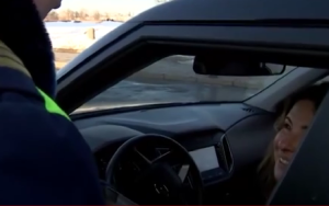 Συνέβη στη Ρωσία! Τροχονόμοι μοίρασαν…λουλούδια σε γυναίκες οδηγούς, vid