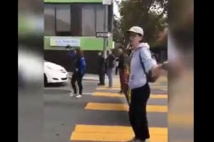 ΒΙΝΤΕΟ: Ήταν μόλις 5 άτομα διαδηλωτές και εμπόδιζαν την κυκλοφορία, όταν…