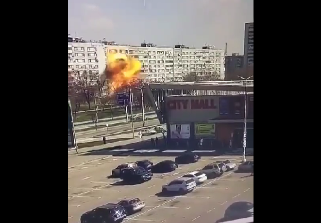 Πυραυλικό χτύπημα σε κτιριακό συγκρότημα  στη Ζαπορίζια, vid
