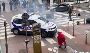 Γαλλία: Γιαγιά «σταμάτησε» τα επεισόδια για να διασχίσει δρόμο – Επικό ΒΙΝΤΕΟ