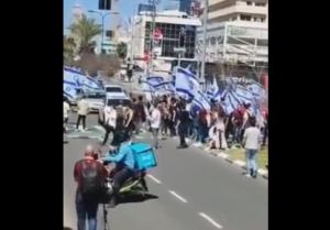 Τελ αβίβ: Αυτοκίνητο πήγε να πατήσει διαδηλωτές, vid