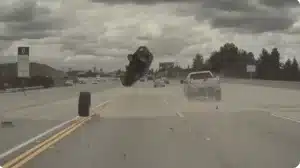 ΗΠΑ: Πρωτοφανές τροχαίο με αυτοκίνητο να σηκώνεται στον αέρα – Δείτε το ΒΙΝΤΕΟ