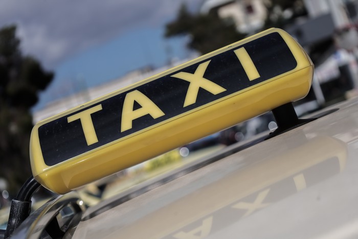 Θεσσαλονίκη: Ξεκίνησε το ταξί πριν προλάβει να κατέβει η 80χρονη πελάτισσα, τραυματίζοντάς την