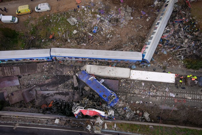 Τραγωδία στα Τέμπη: Προθεσμία για την επόμενη εβδομάδα πήραν οι δύο σταθμάρχες