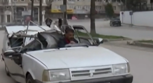 Απίστευτες εικόνες: Τούρκος οδηγεί διαλυμένο αυτοκίνητο – Το μισό καταπλακώθηκε στον σεισμό