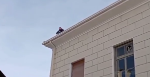 Καρδίτσα: Άνδρας απειλεί να αυτοκτονήσει από τη στέγη του Δικαστικού Μεγάρου