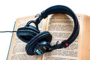 Όλο και περισσότεροι προτιμούν να ακούν παρά να διαβάζουν βιβλία – Κατακόρυφη αύξηση για τα Audiobooks το 2022