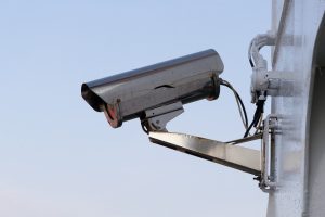 Μοτοσικλετιστής έκρυβε την πινακίδα με το χέρι για να αποφύγει κλήση! Το πρόστιμο μαμούθ που του επιβλήθηκε…
