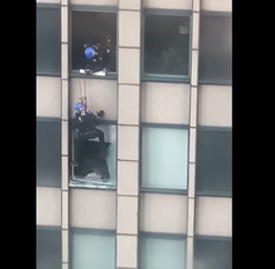 Νέα Υόρκη: Δραματική 8ωρη επιχείρηση διάσωσης άνδρα – Απειλούσε να πέσει από 31ο όροφο ουρανοξύστη