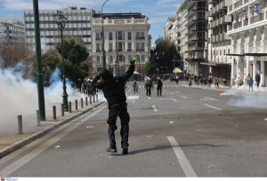 Έκτακτο: Επεισόδια με χημικά στο Σύνταγμα κατά τη συγκέντρωση για τα Τέμπη (video)