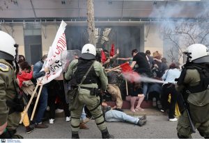 Επεισόδια στο Σύνταγμα: Τραυματίστηκαν επτά αστυνομικοί – Σε έξι προσαγωγές προχώρησε η ΕΛΑΣ