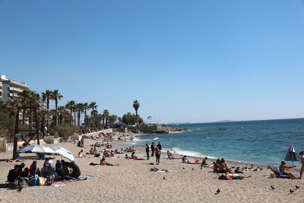 “Μύρισε” καλοκαιράκι σήμερα και οι Αθηναίοι ξεχύθηκαν στις παραλίες (Φωτογραφίες)