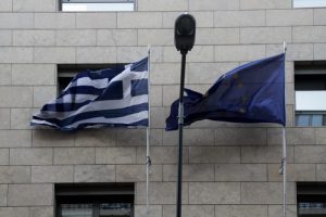 Μεσίστιες οι σημαίες στα κτίρια της Κομισιόν για τα θύματα της τραγωδίας των Τεμπών