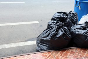 «Βουνά» από σκουπίδια κατακλύζουν το Παρίσι – Τριτοκοσμικές εικόνες, vid