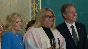 Λευκός Οίκος: Έδωσαν το γυναικείο βραβείο θάρρους σε τρανς που γεννήθηκε άντρας – ΒΙΝΤΕΟ