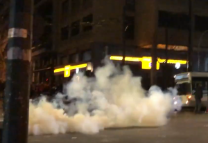 Δακρυγόνα έξω από τα γραφεία της Hellenic Train – Έδιωξαν τον κόσμο – BINTEO