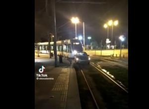 ΕΠΟΣ!!! Αυτοκίνητο πάρκαρε πάνω στις γραμμές και έκλεισε το τραμ!!! vid