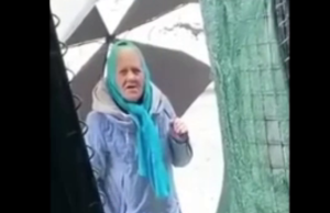 Απίστευτο ΒΙΝΤΕΟ: Γιαγιά λέει σε Ουκρανό στρατιώτη να σταματήσει γιατί είναι αδέρφια με τους Ρώσους, vid